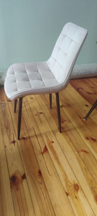 Sprzedam w dobrej cenie dwa włoskie nowe krzesła 140zł za sztukę