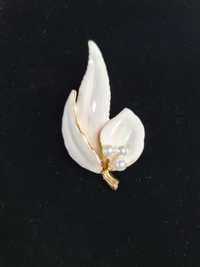 piękna broszka kwiat z 3 perłami prezent