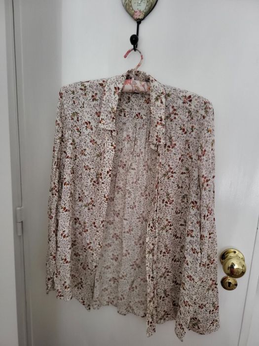 Blusa de tecido de flores
