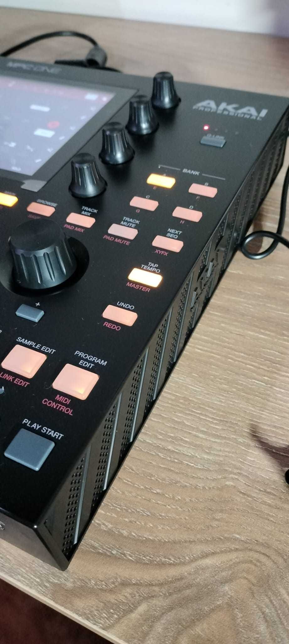 AKAI MPC ONE - Sem uso + case UDG