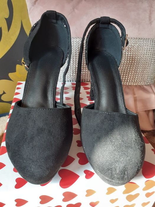 Nowe czarne buty z efektownym obcasem rozmiar 40