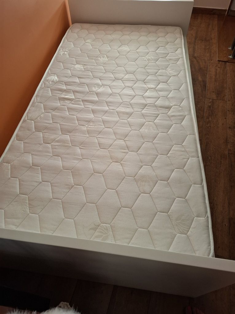 Cama individual com divã