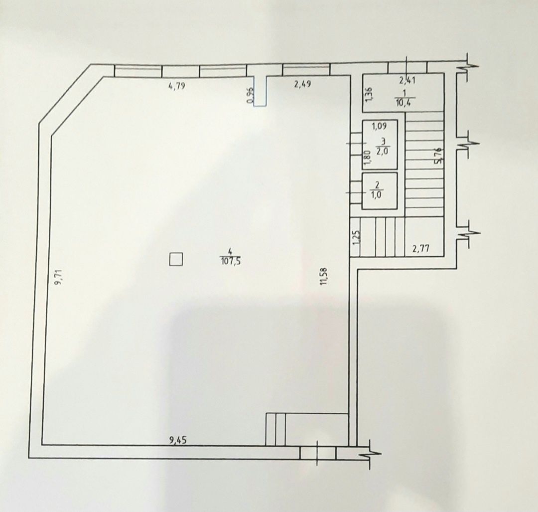 Центр. ПАРКОВКА.Не перша лінія. Цоколь. Площа S = 120 m2