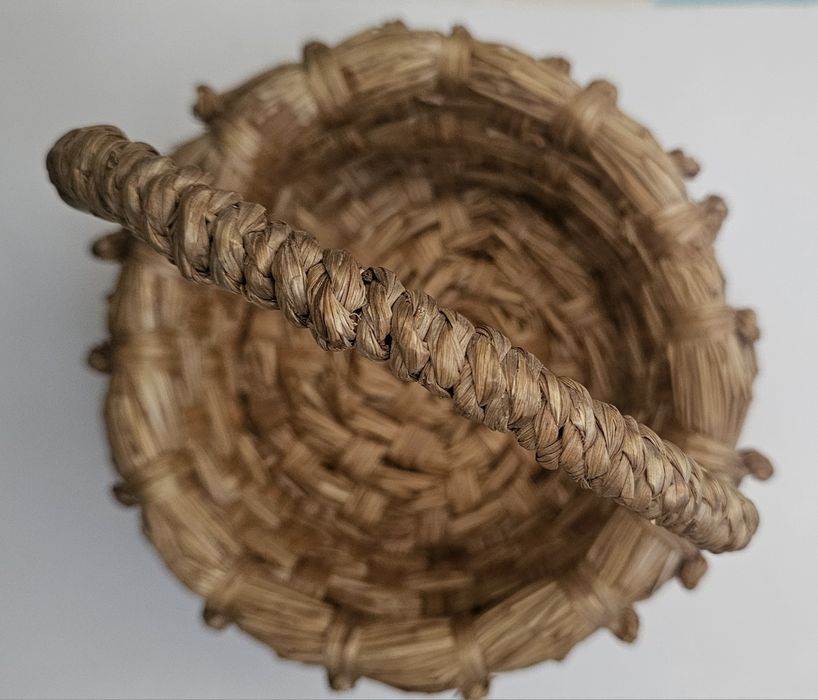 Piękny, ręcznie robiony koszyk ze słomy Wielkanoc