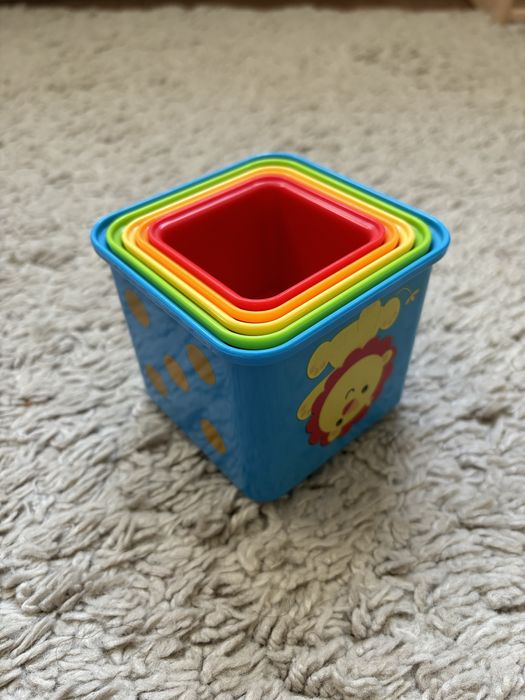 Pudełka - wieża Fisher Price (Klocki Małego Odkrywcy)