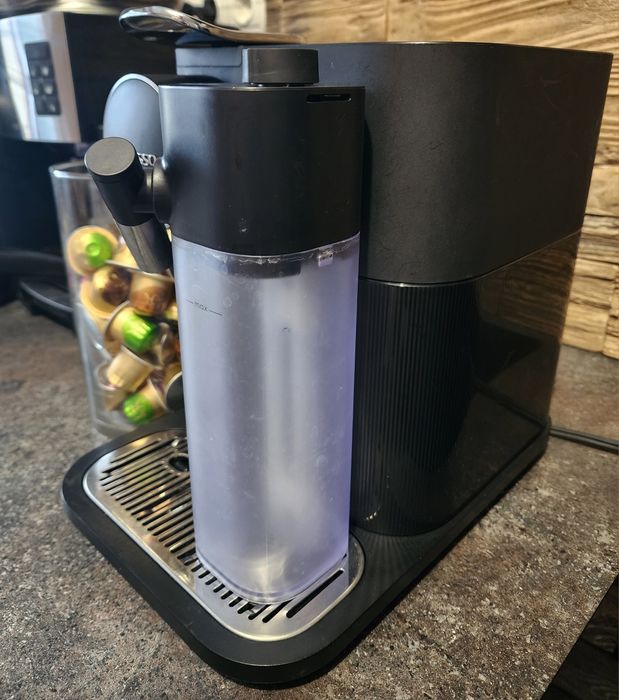 Капсульна кавоварка Кавомашина Nespresso Delonghi en650b lor crups