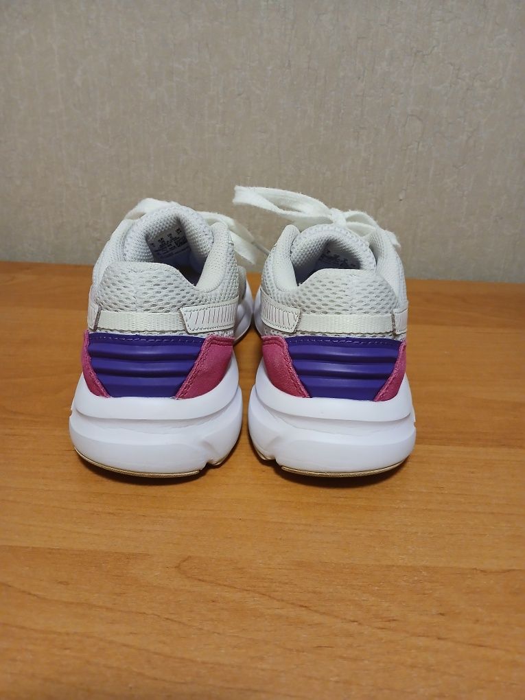 Продам женские кроссовки