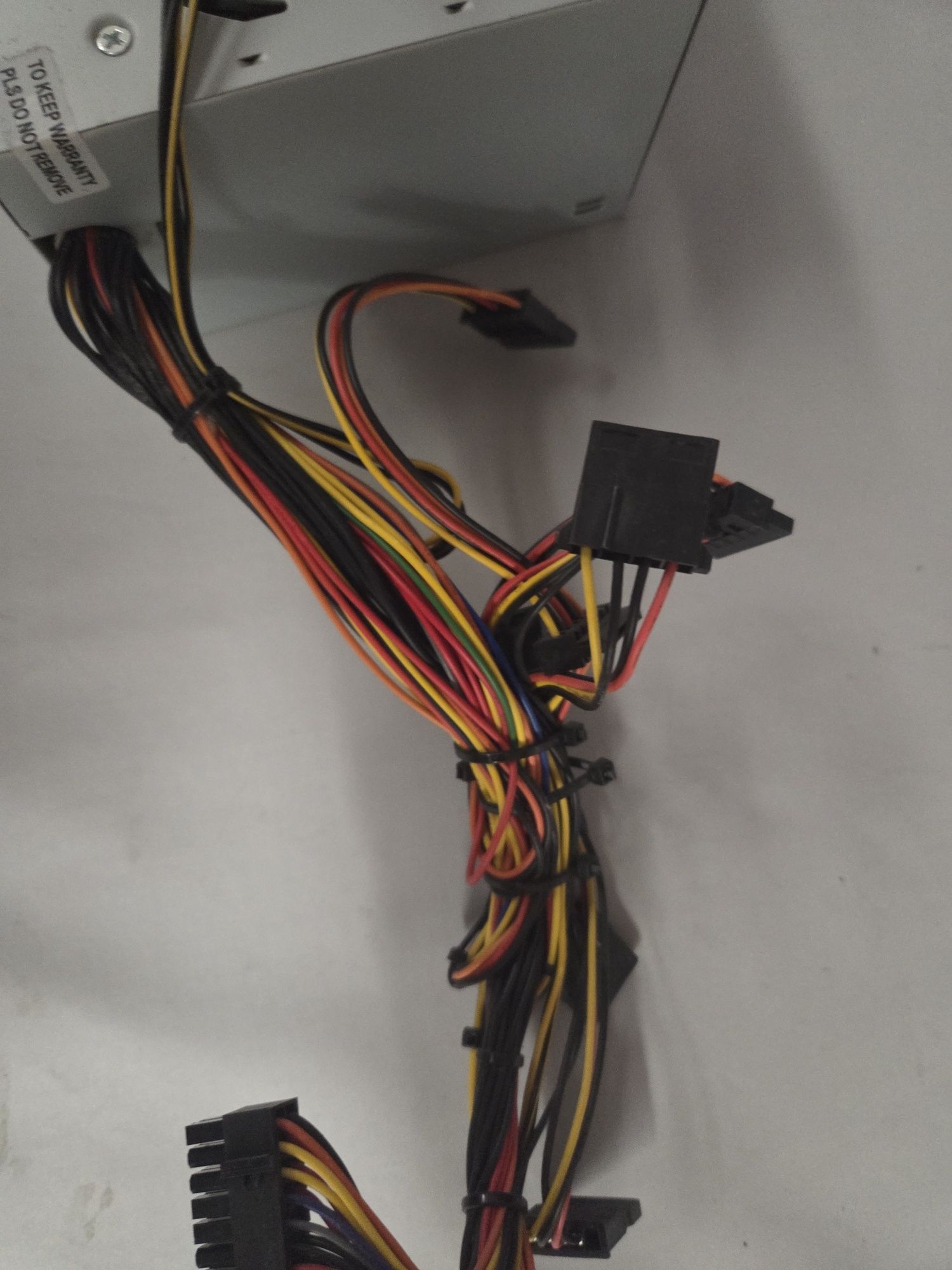 Sprzedam zasilacz 400W do komputera stacjonarnego że zdjecia