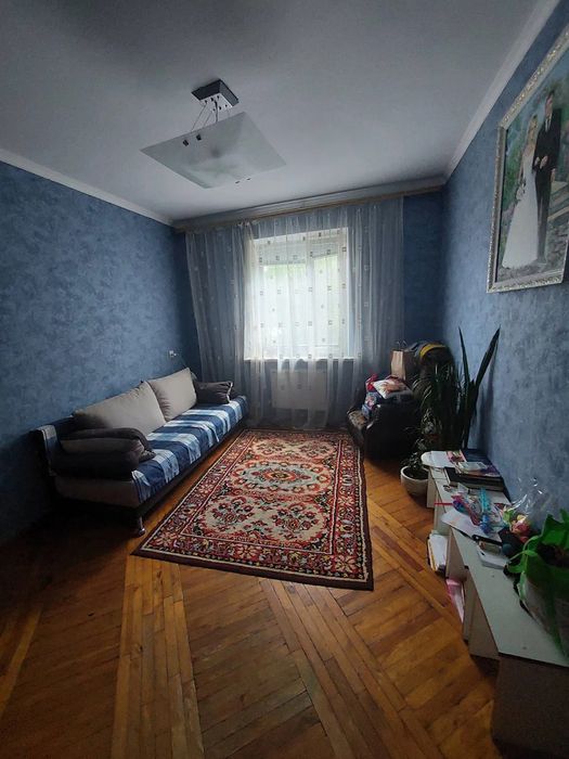 Продам великогабаритну 4-и кімнатну квартиру по вулиці Державності.