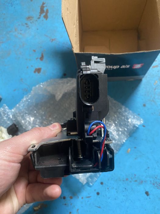 Замки wolkswagen skoda передні лівий правий