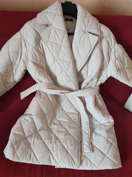 стьобана подовжена куртка пальто на запах красивого перлинного кольору