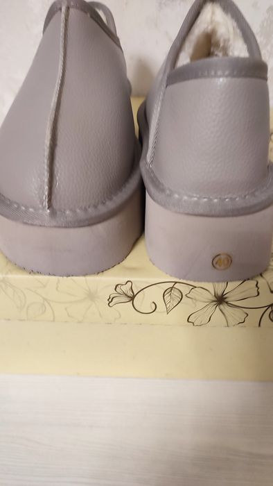 Продам УГГИ. Новые. На меху. Цвет бежевый. Очень стильные. 40р.