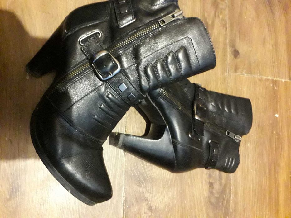 stylowe botki z zapięciami