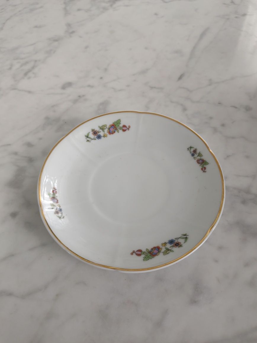 Ozdobny porcelanowy talerzyk vintage w kolorze białym