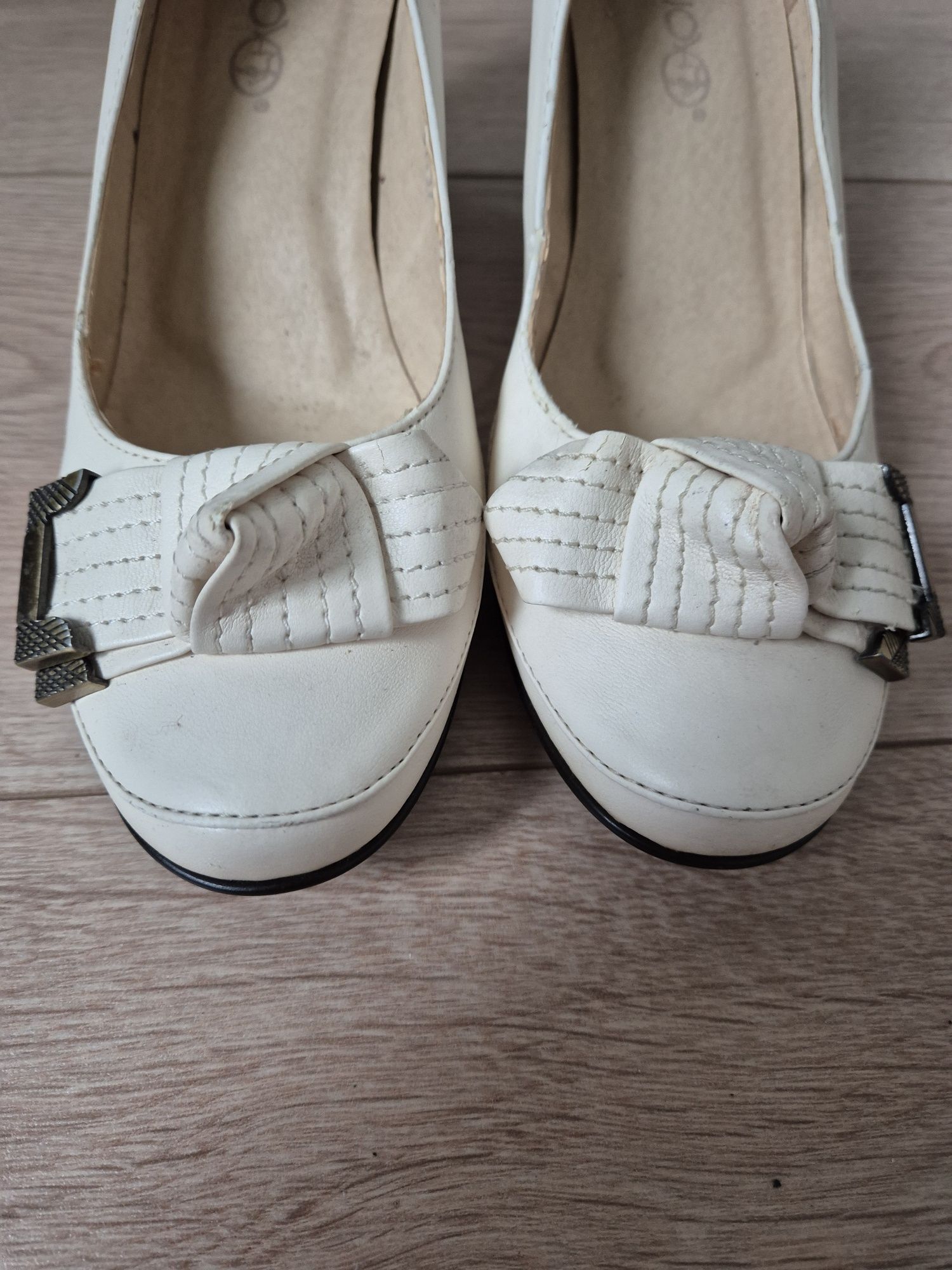 Buty na obcasie kremowe Guoyao 39 używane