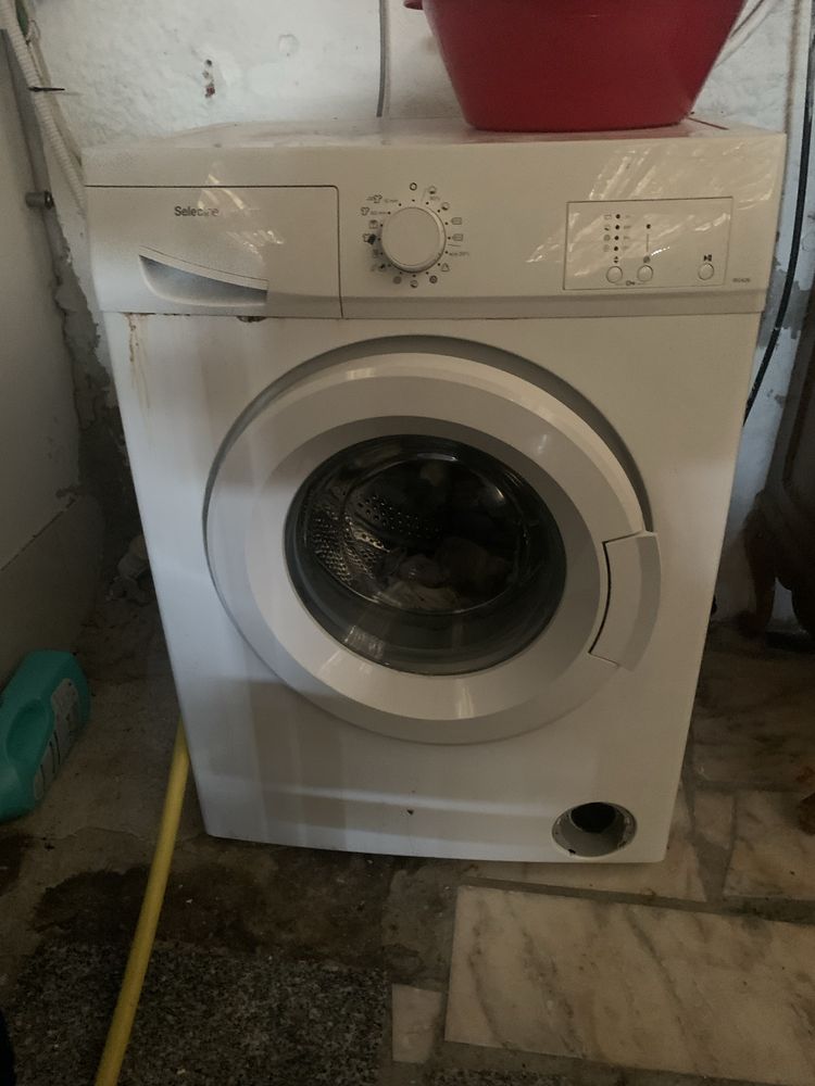 Vendo mesa e 4 cadeiras e maquina de lavar