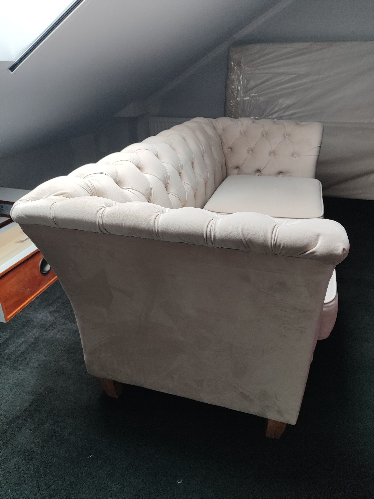 Sofa w stylu glamour/chesterfield.