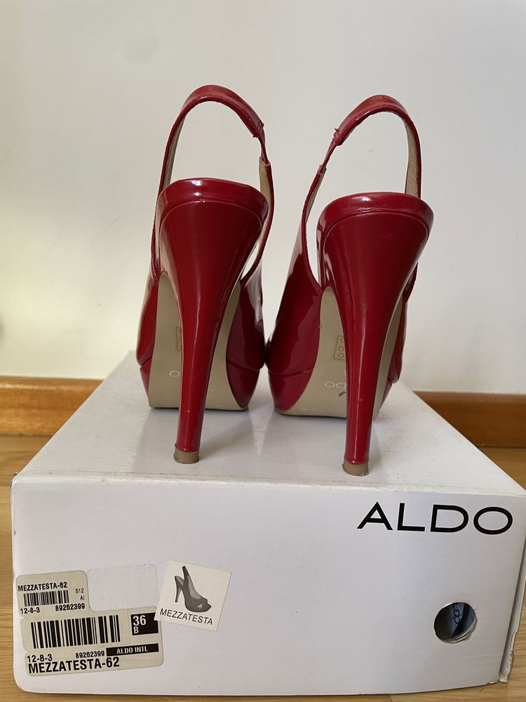 Sapatos altos vermelhos da Aldo