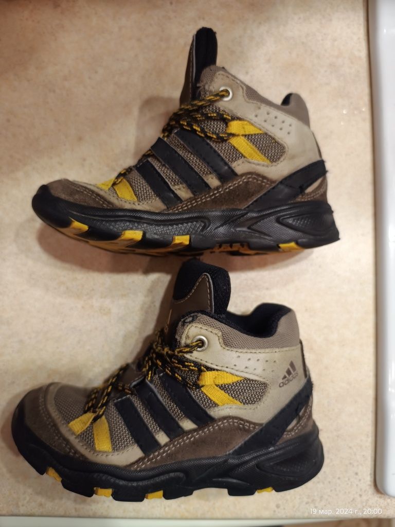 Ботінки, кросівки, хайтопи Adidas