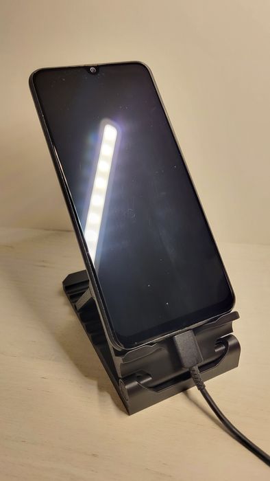 Підставка для телефона з регулюванням положення