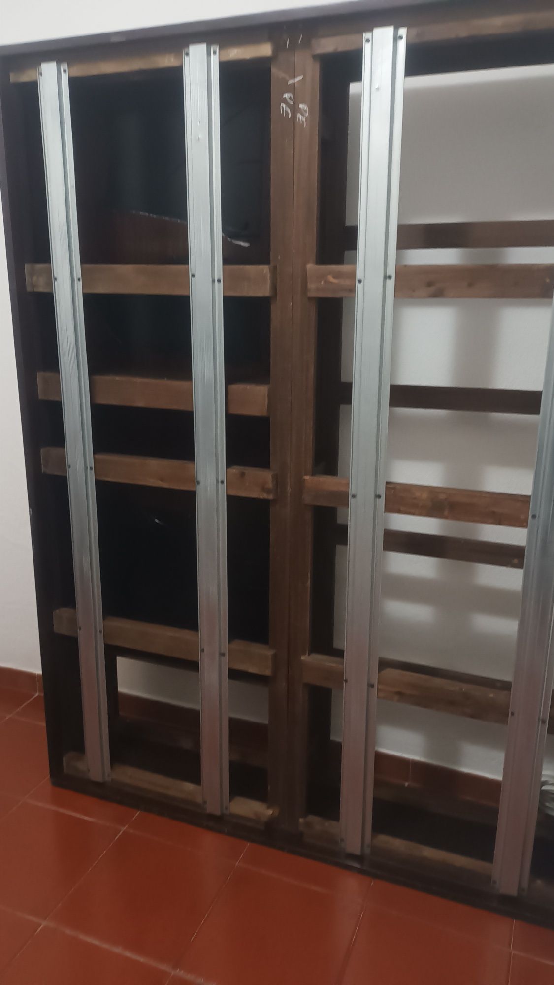 vendo cama casal madeira pura com colchão  e 2 gavetas grandes