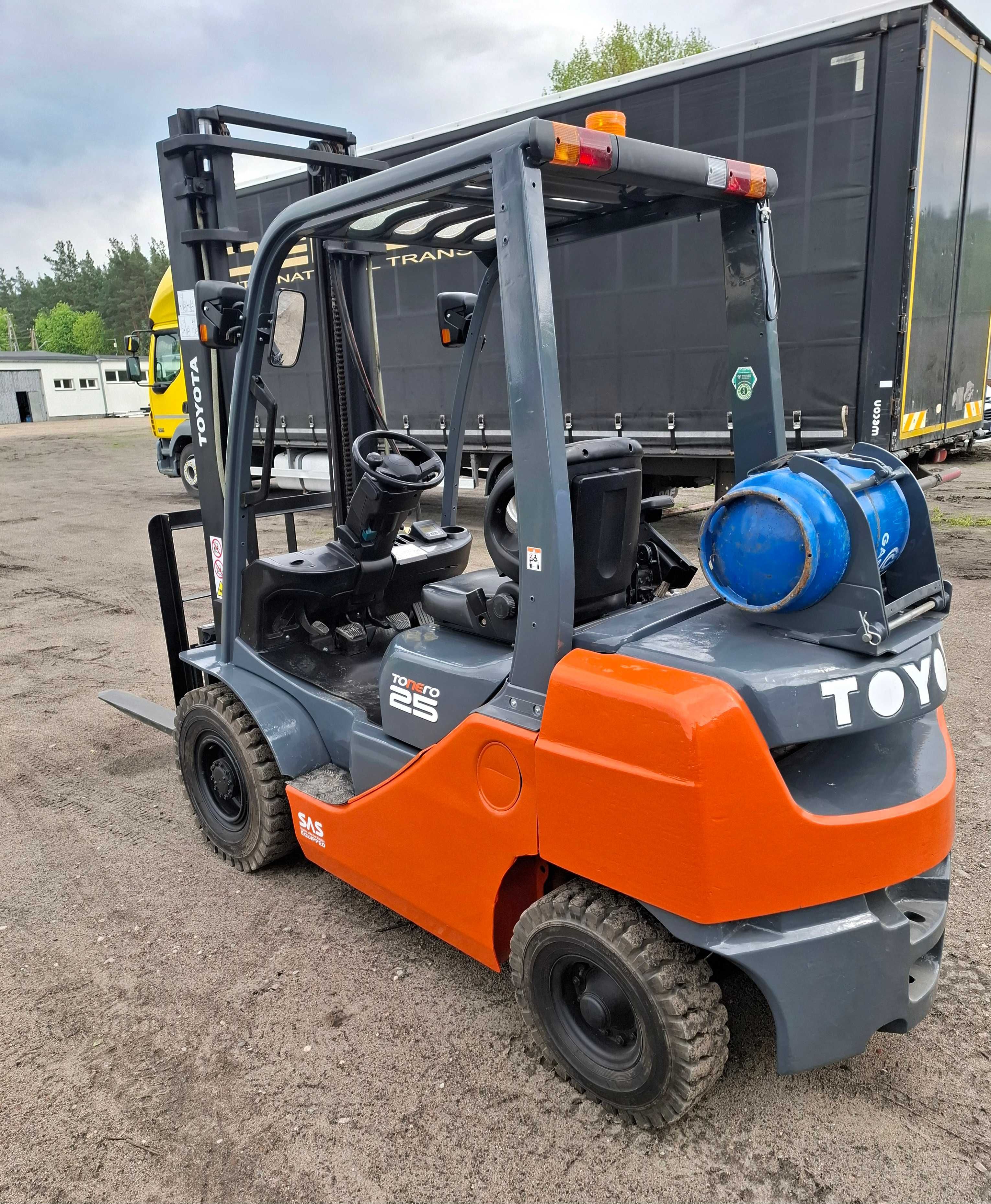 Wózek widłowy TOYOTA 8FG25