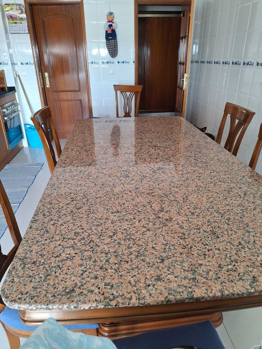 Mesa cozinha em pedra.