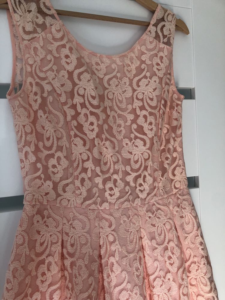 Elegancka koronkowa sukienka