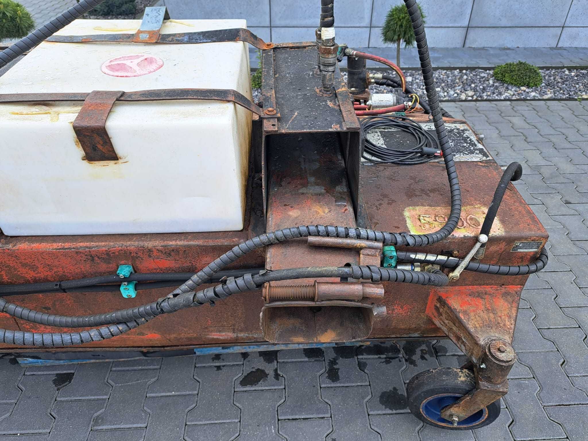 Zamiatarka uliczna Grünig GSX2000 hydrauliczna do koparko ładowarki