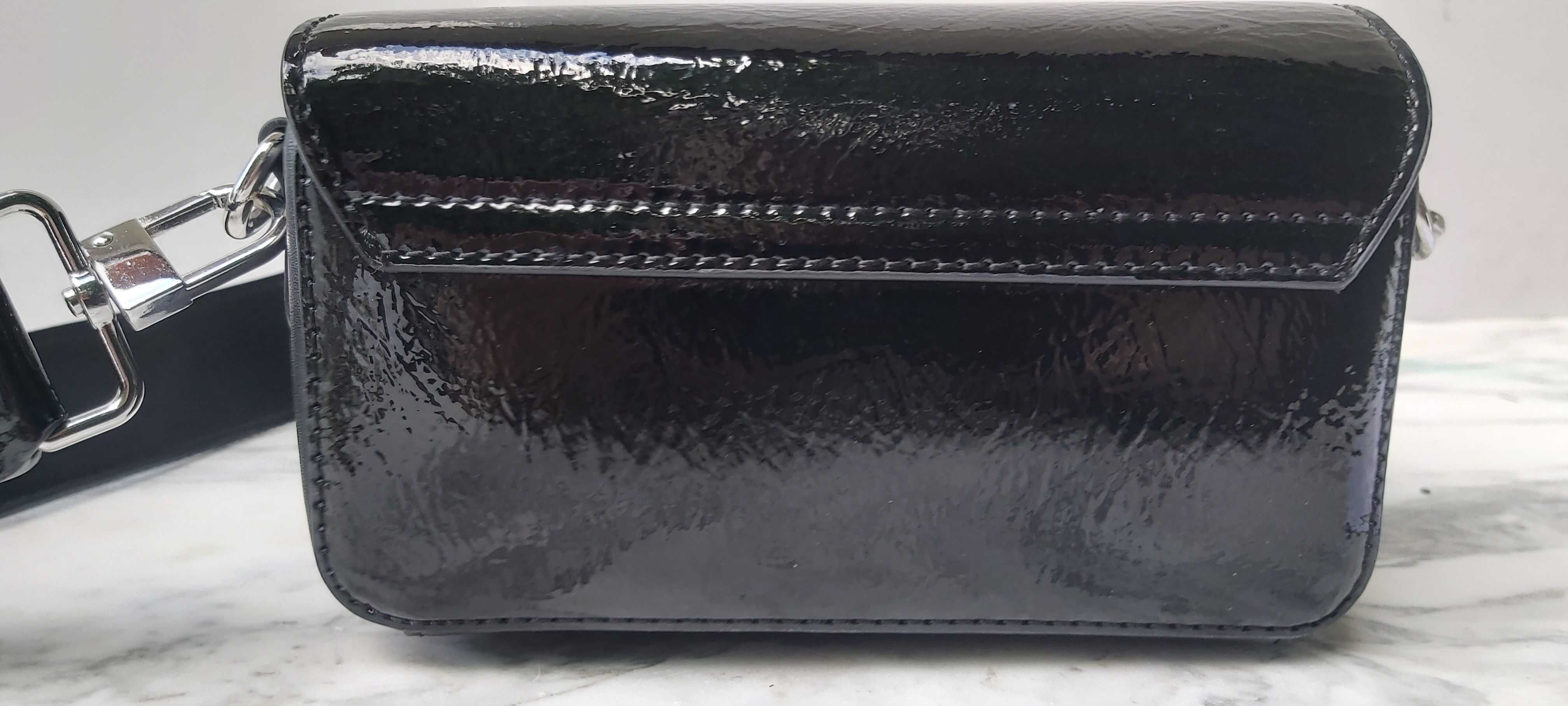 NOWA torebka lakierowana GUESS czarna wieczorowa mała a095