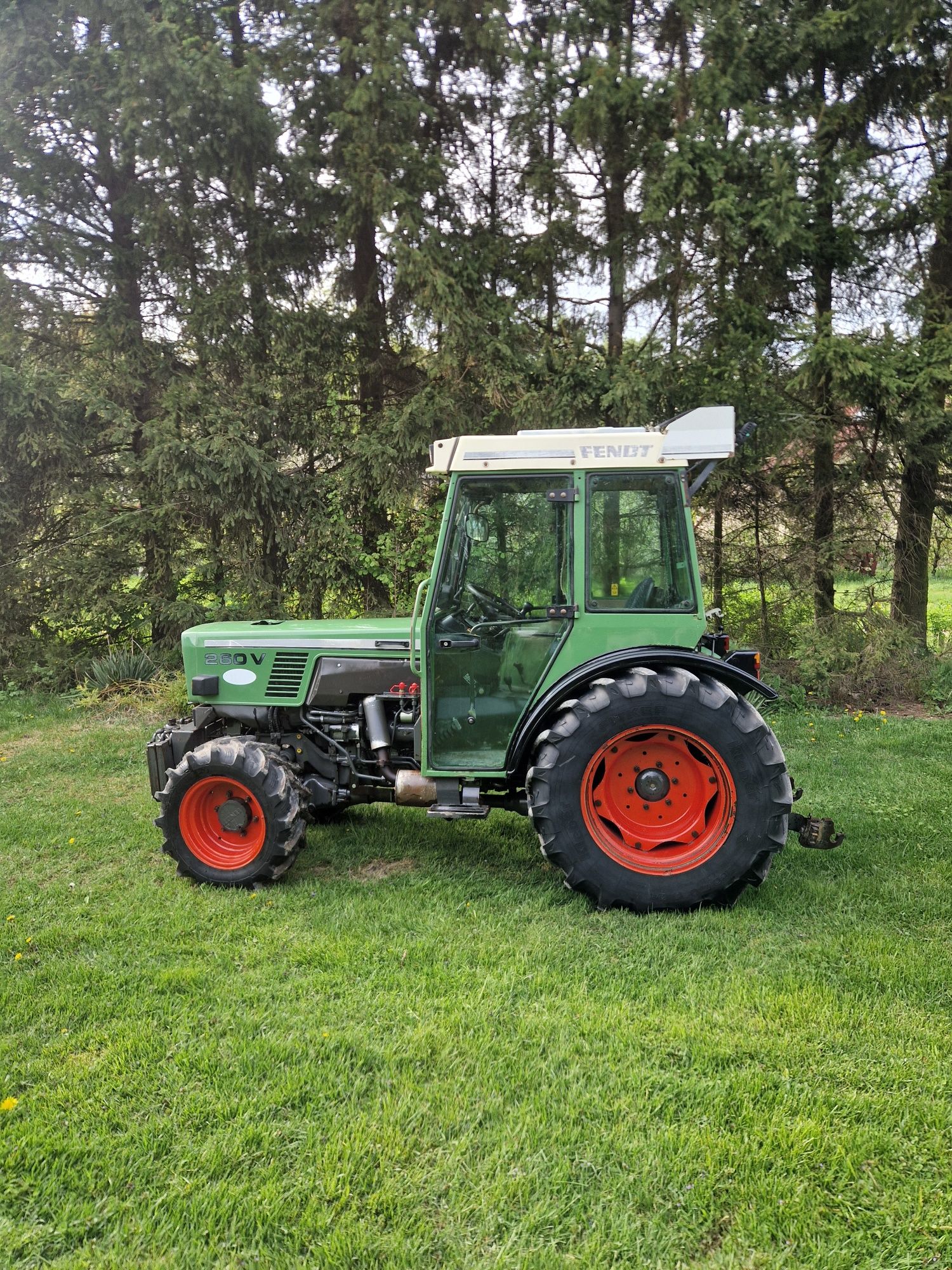 Ciągnik sadowniczy Fendt 260v