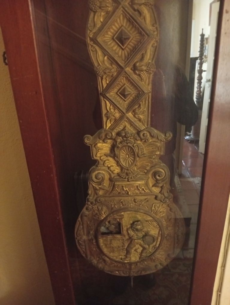 Relógio de caixa alta.