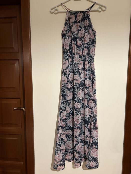 Długa letnia sukienka w kwiaty na ramiączkach