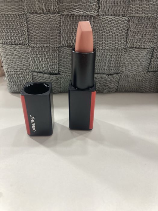 Помада зволожуюча Shiseido