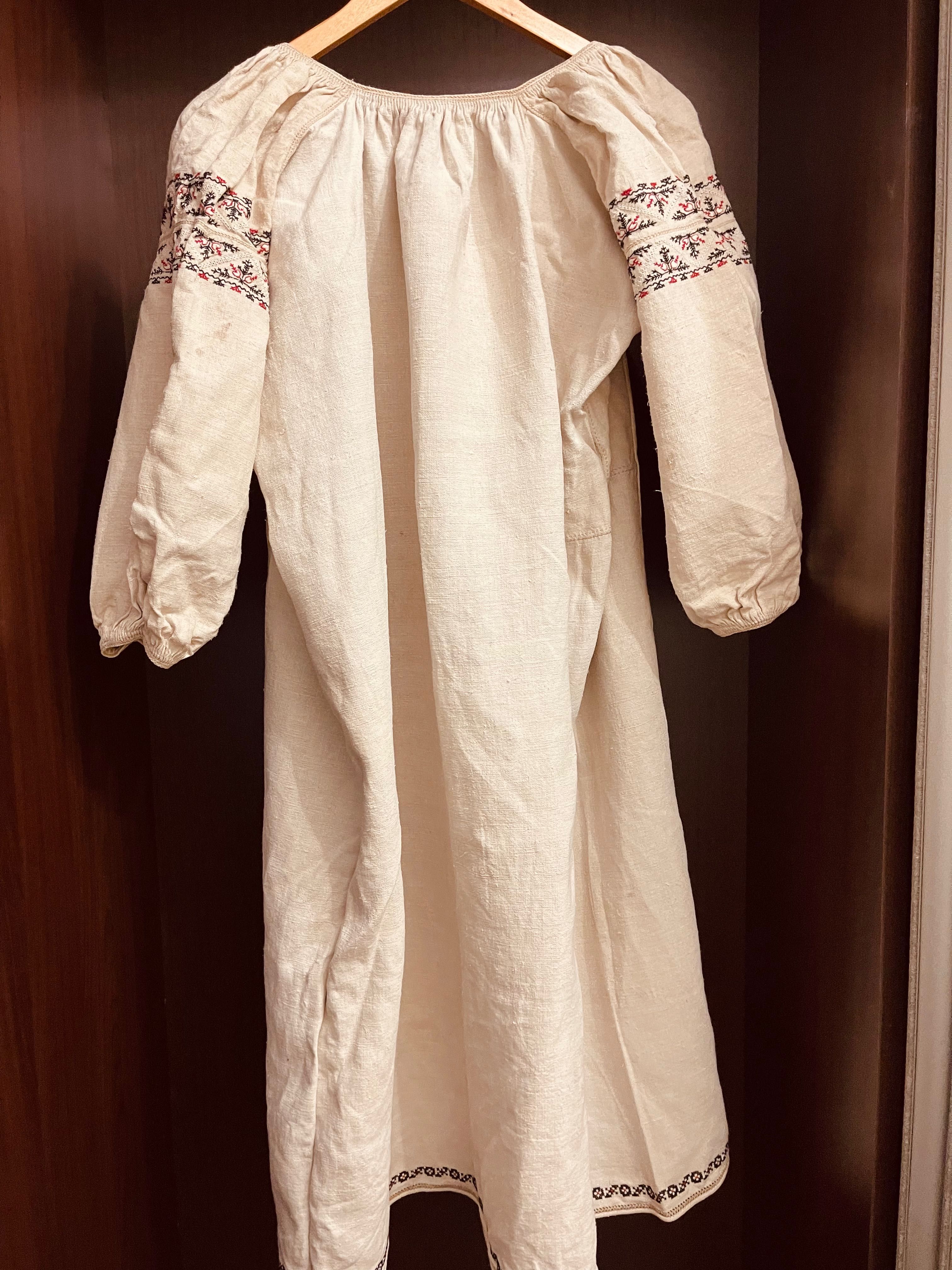 Стародавня полотняна жіноча сорочка (вишиванка)