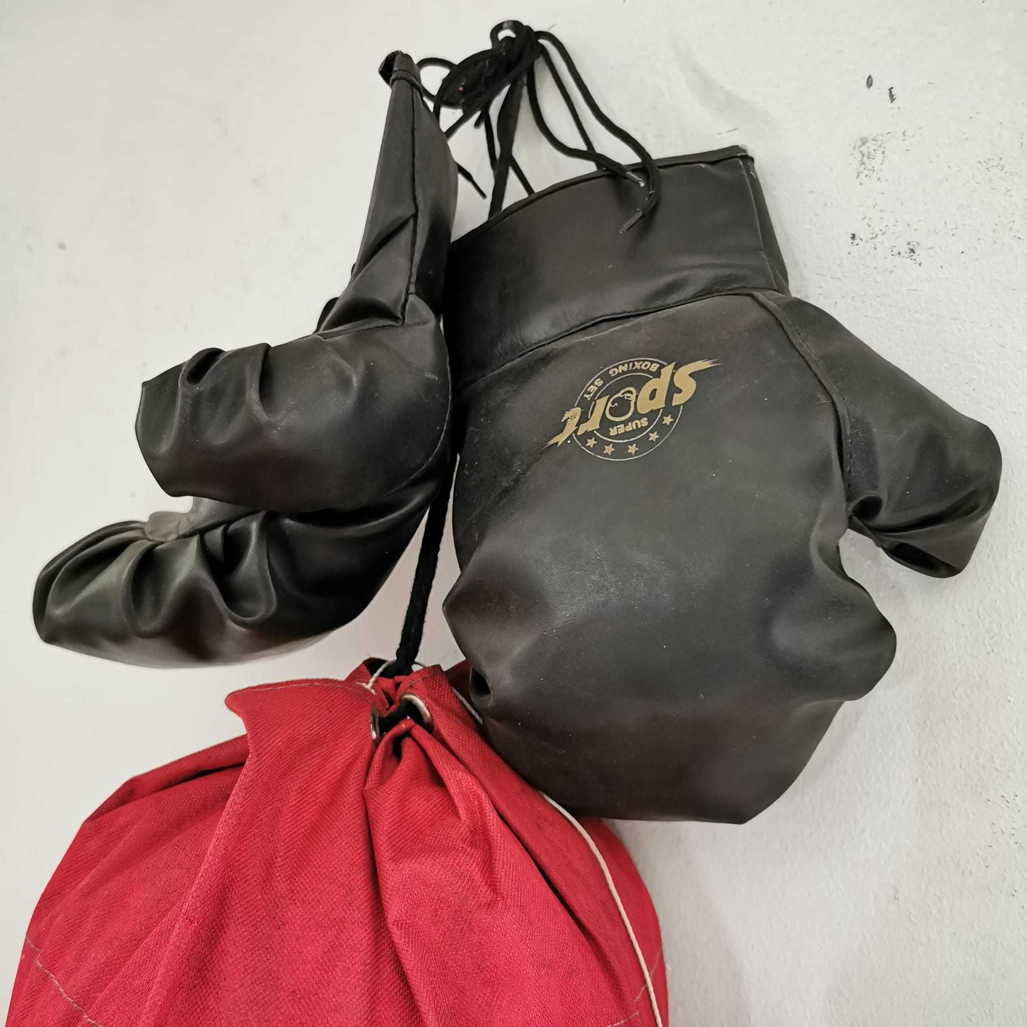 Saco de boxe e luvas. Brinquedo.