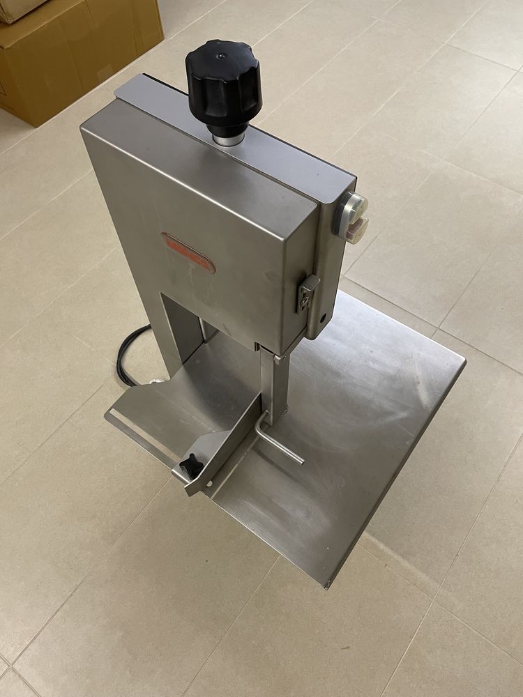 Máquina de cortar carne/peixe Mainca BM-1800 Monofásica