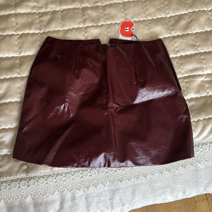 Лакована нова спідниця