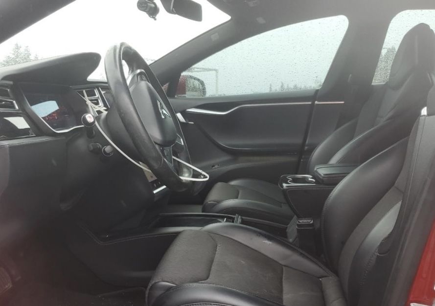 Tesla model s деталі салону