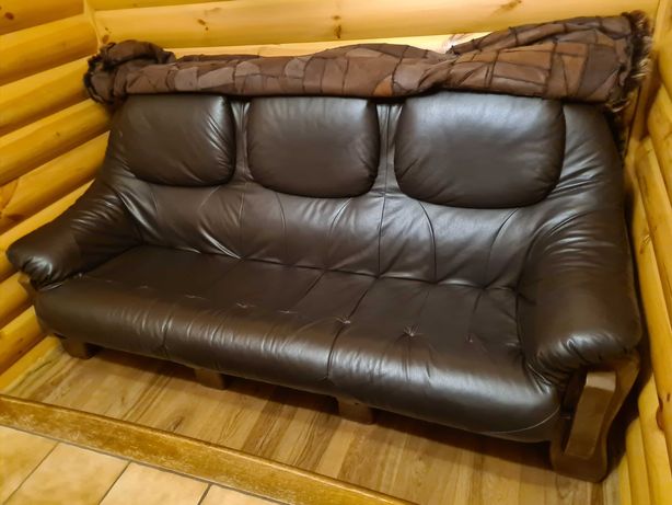Кожаный -  эко кожа, деревянный старинный диван в Голландия