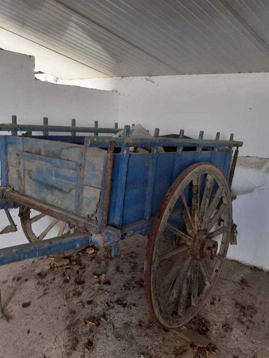 Carroça de madeira usada em bom estado