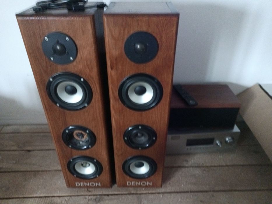 Wzmacniacz Sony głośniki Demon z subuforem.