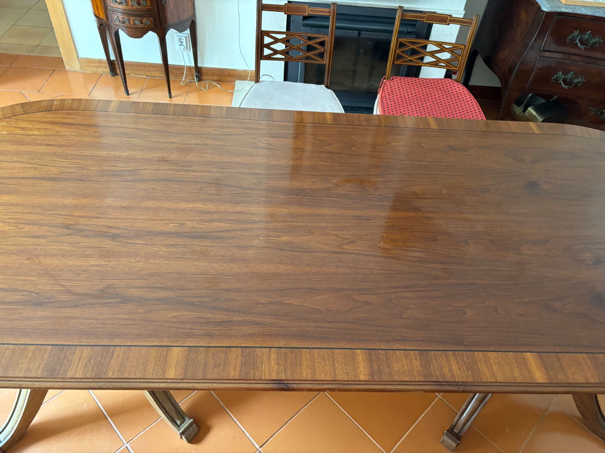 Mesa de jantar em madeira frutuosa