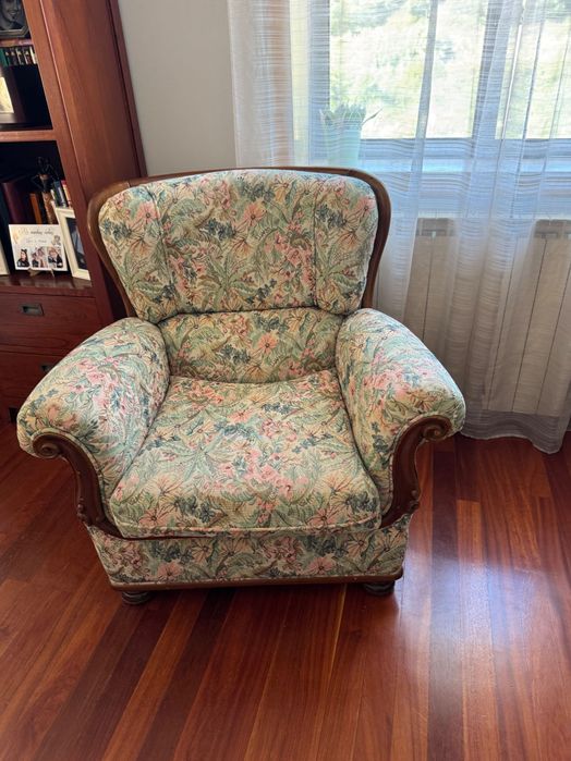 Sofás individuais com forro floreado