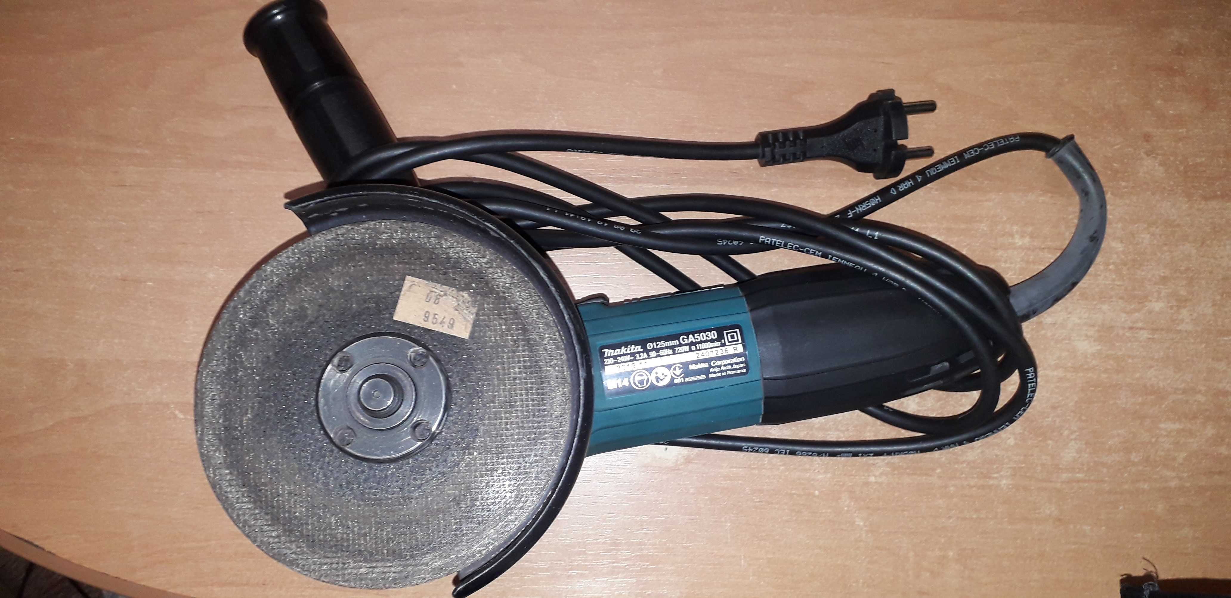 Угловая шлифмашина Makita GA5030