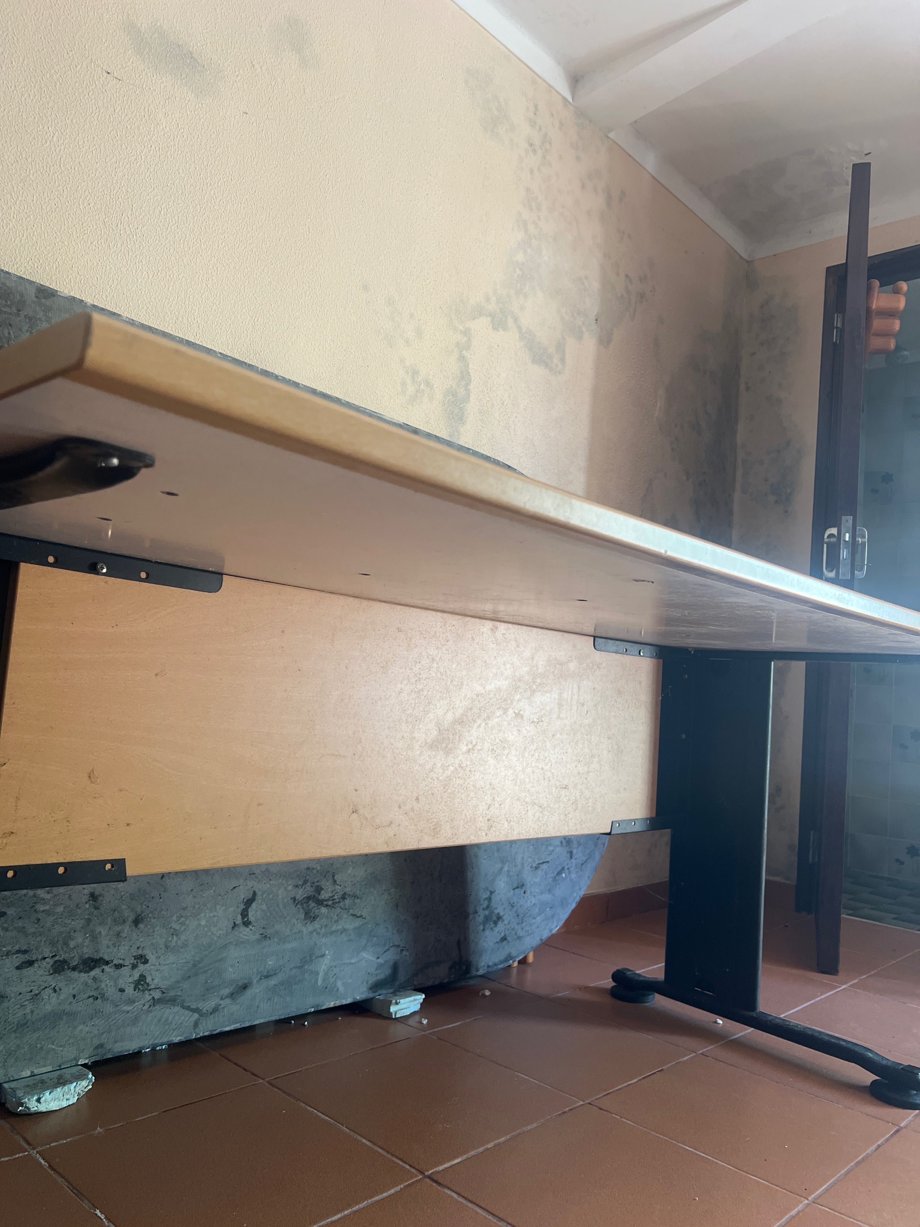 mesa escritorio  em bom estado