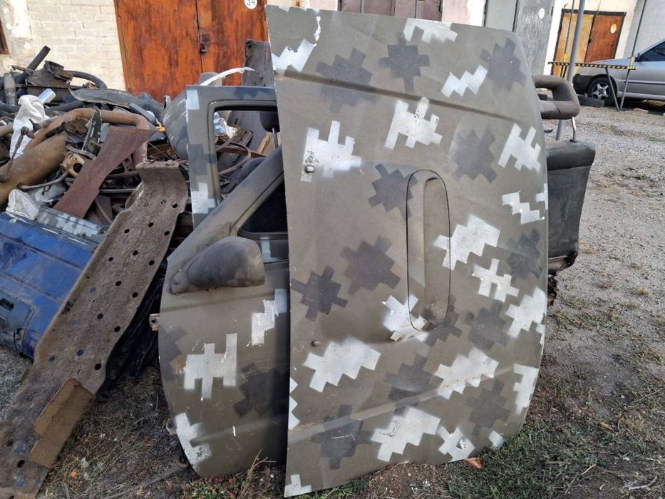 Распродаж: двері буса, шини R16C, диски, лебідка