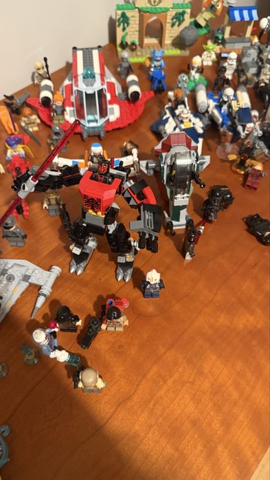 Set de legos star wars cerca de 70/80 figuras e cerca de 20 conjuntos