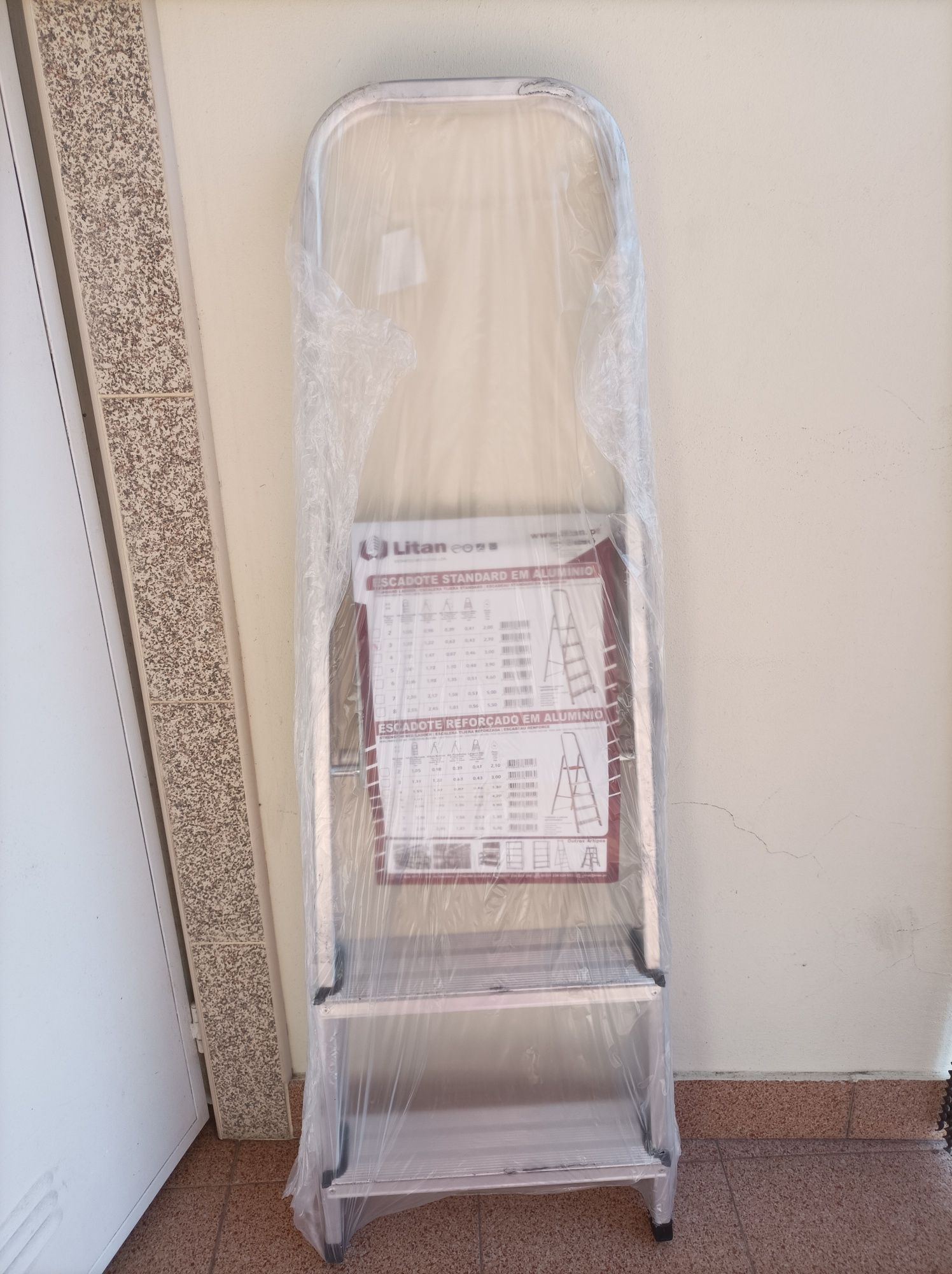 Escadote pequeno em alumínio