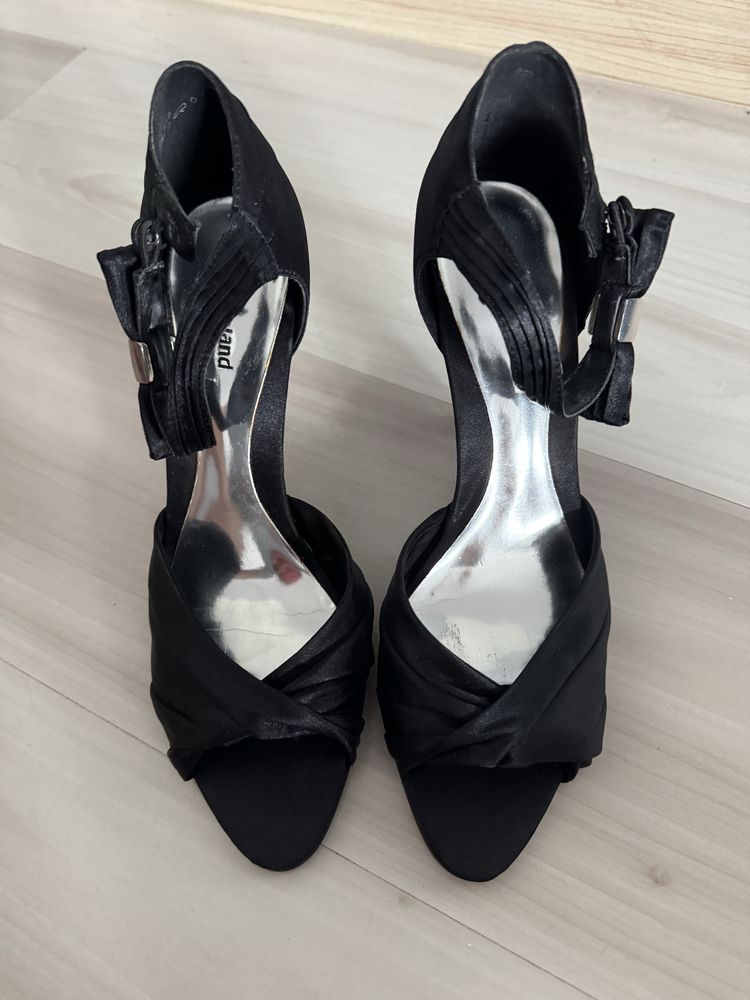 Buty na obcasie.
